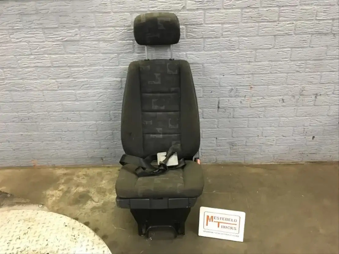 Mercedes-Benz Bijrijdersstoel - مقعد - شاحنة: صورة 1 Mercedes-Benz Bijrijdersstoel - مقعد - شاحنة: صورة 1