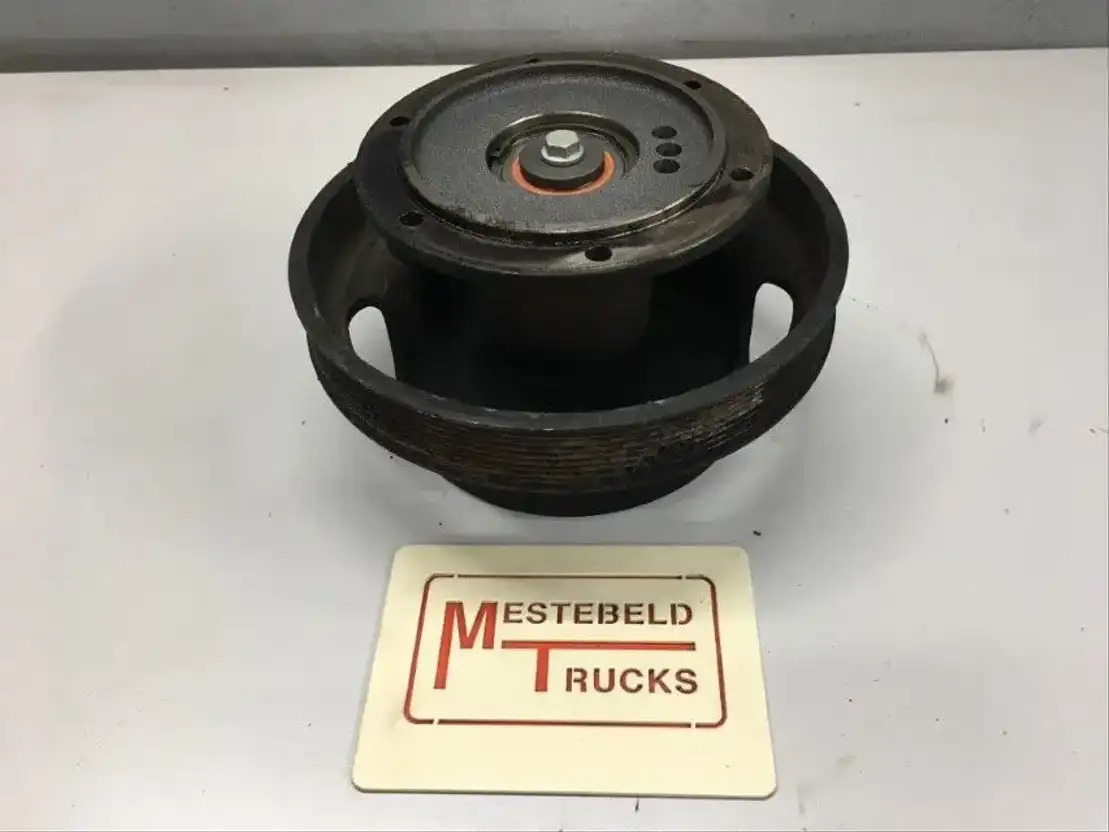 Mercedes-Benz Poelie met ventilatorflens Actros  - المحرك و قطع الغيار - شاحنة: صورة 1 Mercedes-Benz Poelie met ventilatorflens Actros  - المحرك و قطع الغيار - شاحنة: صورة 1