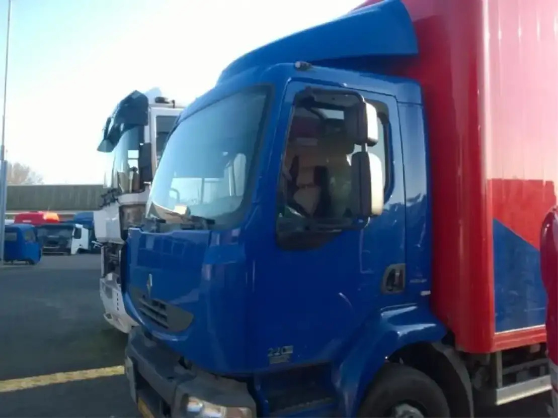 Renault C abine Midlum 220 DXI - كابينة - شاحنة: صورة 2 Renault C abine Midlum 220 DXI - كابينة - شاحنة: صورة 2