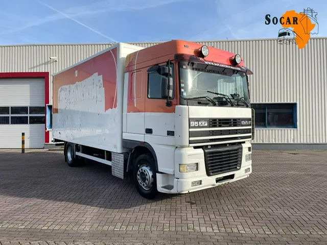 DAF XF 95.380 Euro 2 Manual-Gear - شاحنة مقفلة: صورة 1 DAF XF 95.380 Euro 2 Manual-Gear - شاحنة مقفلة: صورة 1