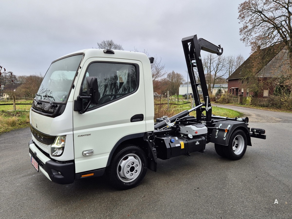 FUSO 3C15 Duonic Aut.City Abrollkipper AHK 3.5T - شاحنة ذات خطاف: صورة 1 FUSO 3C15 Duonic Aut.City Abrollkipper AHK 3.5T - شاحنة ذات خطاف: صورة 1