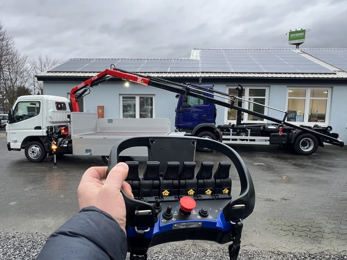 FUSO 3S15 Alu Pritsche 2.80m Ladekran Funk! - شاحنة كرين, شاحنات مسطحة: صورة 2 FUSO 3S15 Alu Pritsche 2.80m Ladekran Funk! - شاحنة كرين, شاحنات مسطحة: صورة 2