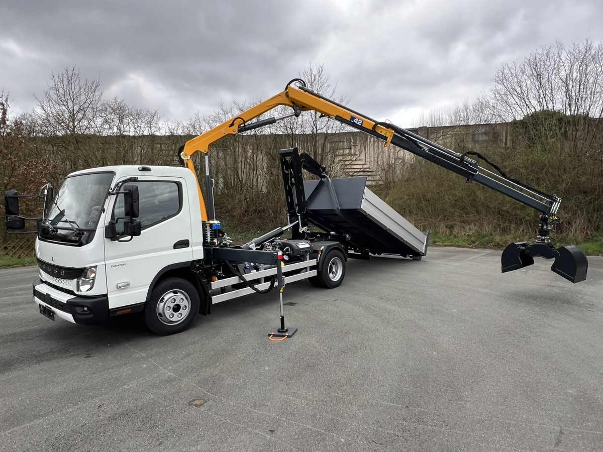 FUSO FUSO 9C18 City Abrollkipper + Ladekran m.Greifer - شاحنة ذات خطاف, شاحنة كرين: صورة 1 FUSO FUSO 9C18 City Abrollkipper + Ladekran m.Greifer - شاحنة ذات خطاف, شاحنة كرين: صورة 1