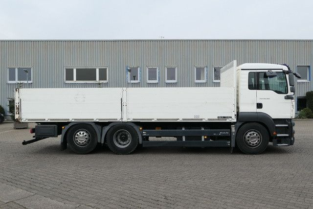 MAN 26.360 TGA LL 6x2, Vollluft, Klima, 3. Sitz, AHK - شاحنات مسطحة: صورة 3 MAN 26.360 TGA LL 6x2, Vollluft, Klima, 3. Sitz, AHK - شاحنات مسطحة: صورة 3