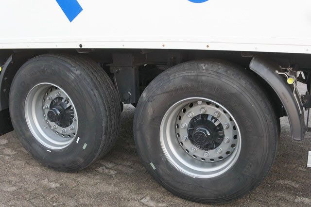 Sommer 2-Achser, elektr. Rolltor, BPW, 11.000mm lang - نصف مقطورة صندوق مغلق: صورة 4 Sommer 2-Achser, elektr. Rolltor, BPW, 11.000mm lang - نصف مقطورة صندوق مغلق: صورة 4