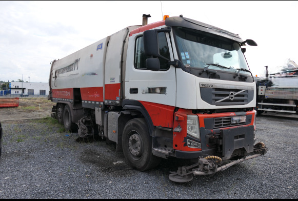 Camion balayeuse de voirie Volvo - سياره كنس شوارع: صورة 2 Camion balayeuse de voirie Volvo - سياره كنس شوارع: صورة 2