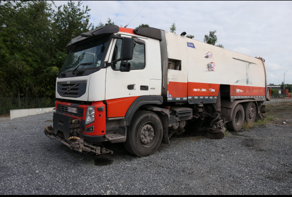 Camion balayeuse de voirie Volvo - سياره كنس شوارع: صورة 1 Camion balayeuse de voirie Volvo - سياره كنس شوارع: صورة 1
