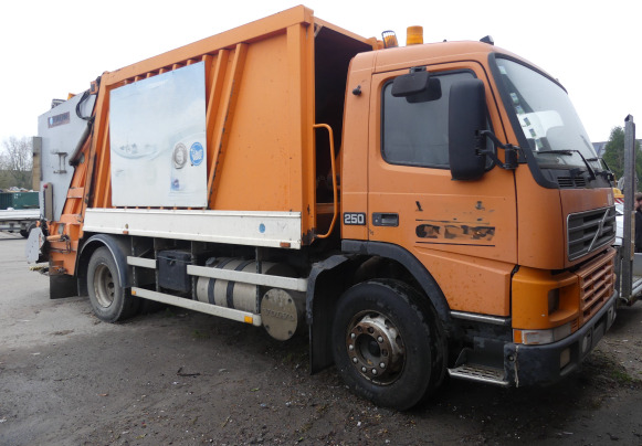 Camion poubelle Volvo FM 4x2R 7,1 (2001-201.695 km) - شاحنة النفايات: صورة 2 Camion poubelle Volvo FM 4x2R 7,1 (2001-201.695 km) - شاحنة النفايات: صورة 2