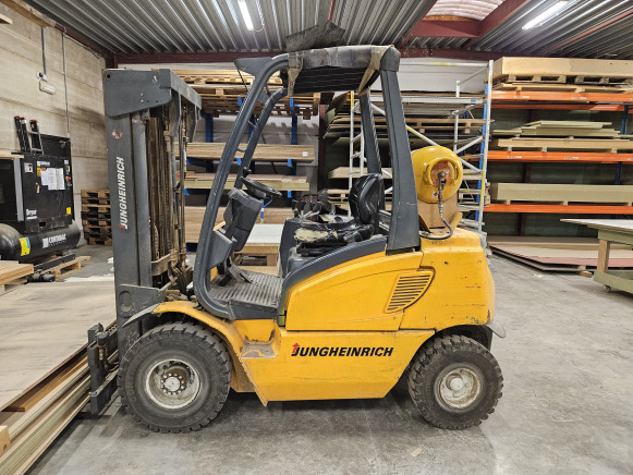 Chariot élévateur frontal au gaz Jungheirich TFG 25BK - آليات: صورة 1 Chariot élévateur frontal au gaz Jungheirich TFG 25BK - آليات: صورة 1