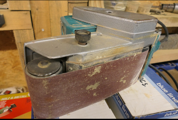 Ponceuse à bande Makita 9402 - آلة النجارة: صورة 4 Ponceuse à bande Makita 9402 - آلة النجارة: صورة 4