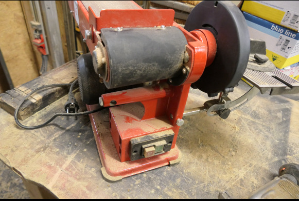 Ponceuse à bande + lapidaire Einhell TC-US 400 - آلة النجارة: صورة 3 Ponceuse à bande + lapidaire Einhell TC-US 400 - آلة النجارة: صورة 3