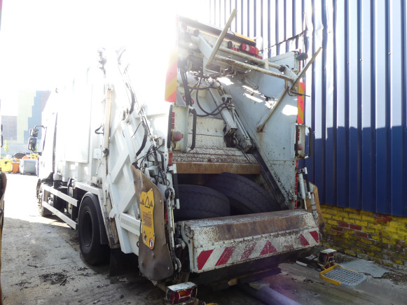 REF:1387 - Camion poubelle Renault Midlum 270DXI (2011-189.728 km) - شاحنة النفايات: صورة 4 REF:1387 - Camion poubelle Renault Midlum 270DXI (2011-189.728 km) - شاحنة النفايات: صورة 4