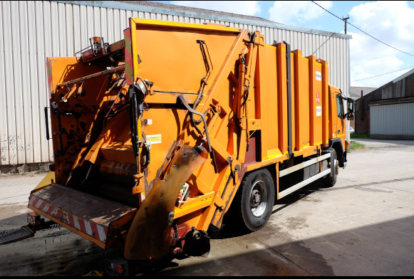 REF : 2 - Camion Poubelle VOLVO FM/FH - شاحنة النفايات: صورة 5 REF : 2 - Camion Poubelle VOLVO FM/FH - شاحنة النفايات: صورة 5