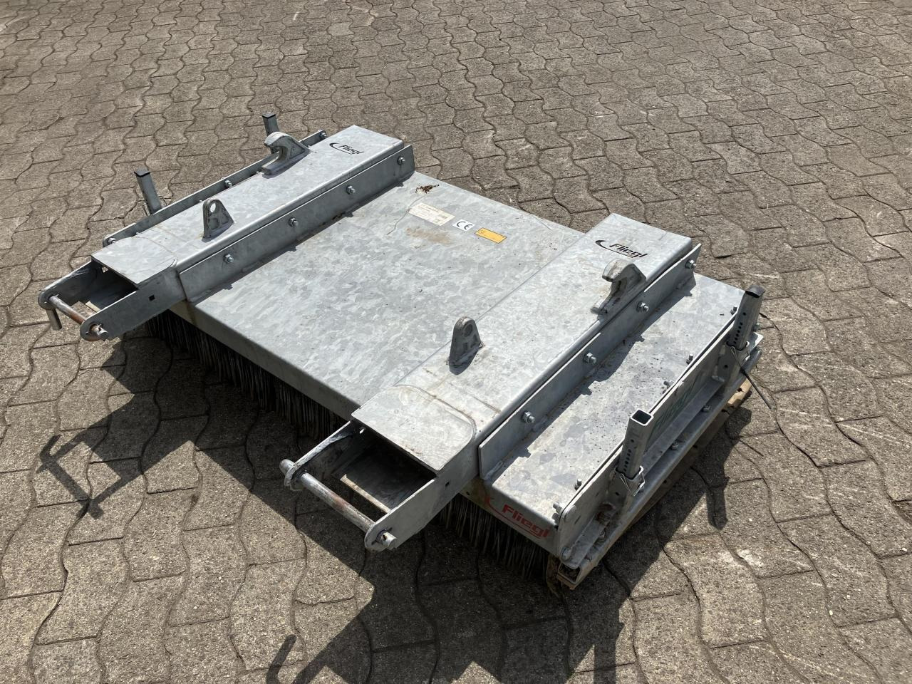 Fliegl Löwe 1,50m - مكنسة - آلية المنفعة/ مركبة خاصة: صورة 4 Fliegl Löwe 1,50m - مكنسة - آلية المنفعة/ مركبة خاصة: صورة 4