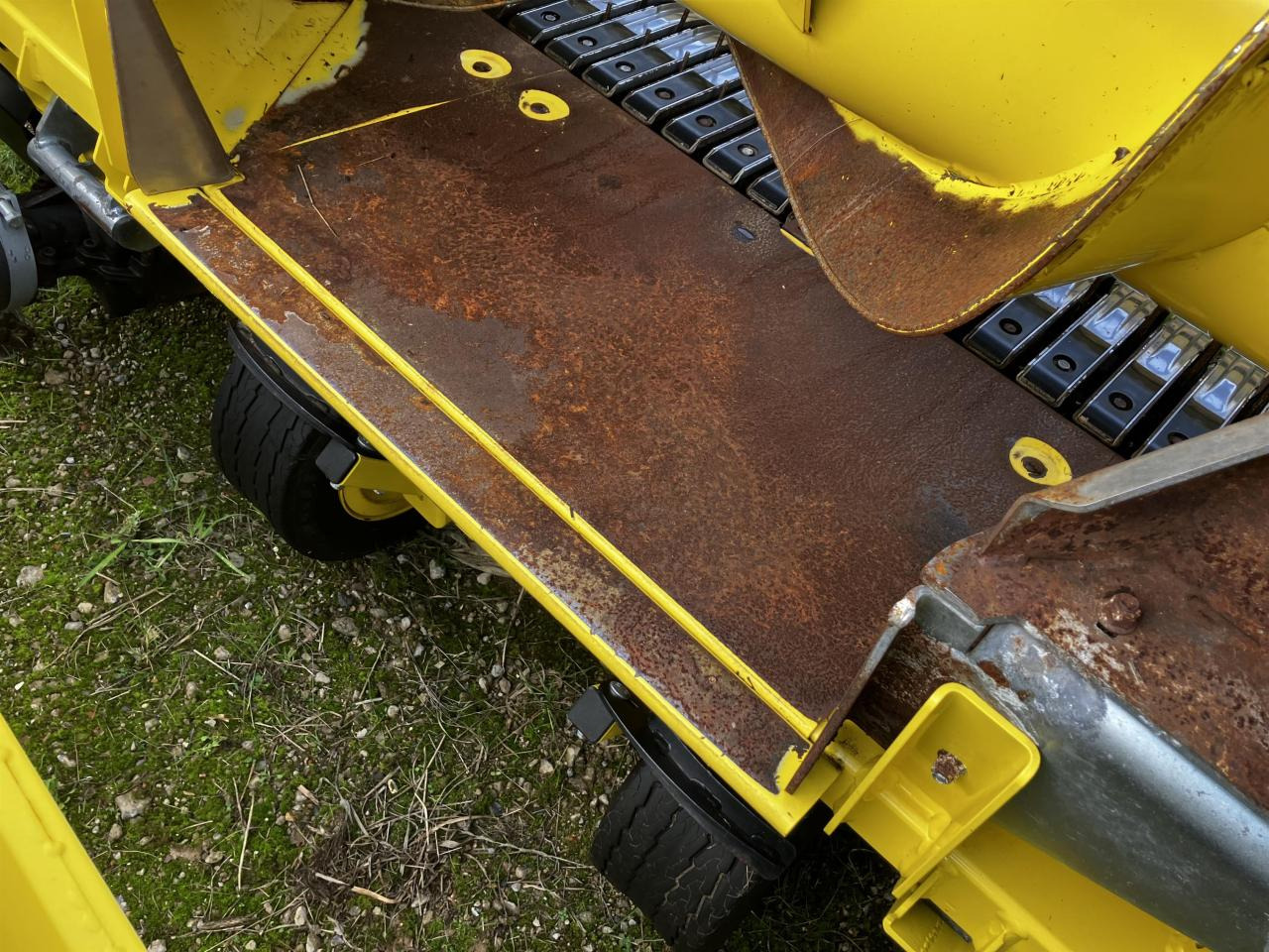 John Deere 30R - ملحق حصادة أعلاف: صورة 4 John Deere 30R - ملحق حصادة أعلاف: صورة 4