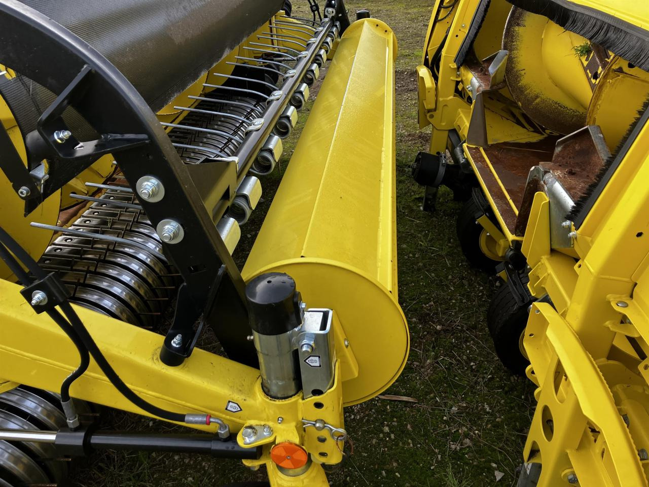 John Deere 30R - ملحق حصادة أعلاف: صورة 5 John Deere 30R - ملحق حصادة أعلاف: صورة 5