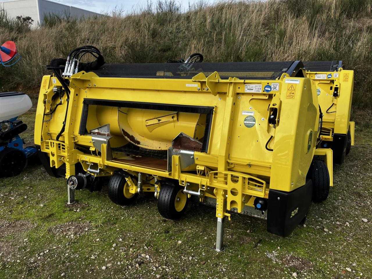 John Deere 30R - ملحق حصادة أعلاف: صورة 1 John Deere 30R - ملحق حصادة أعلاف: صورة 1