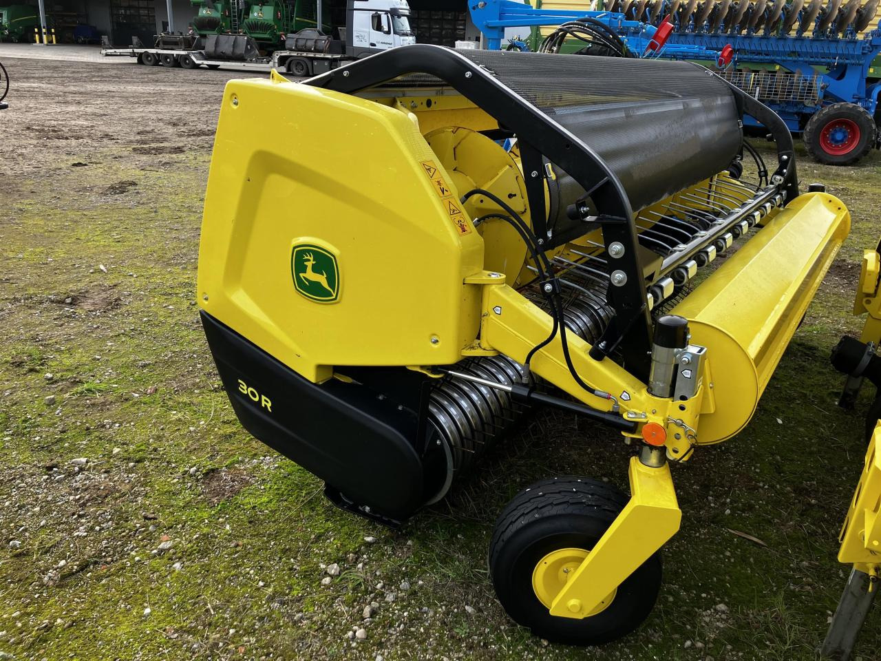John Deere 30R - ملحق حصادة أعلاف: صورة 4 John Deere 30R - ملحق حصادة أعلاف: صورة 4