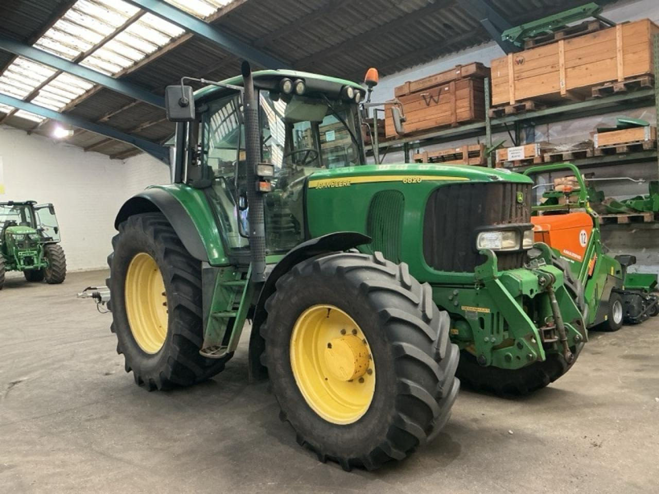 John Deere 6820 - جرار: صورة 1 John Deere 6820 - جرار: صورة 1