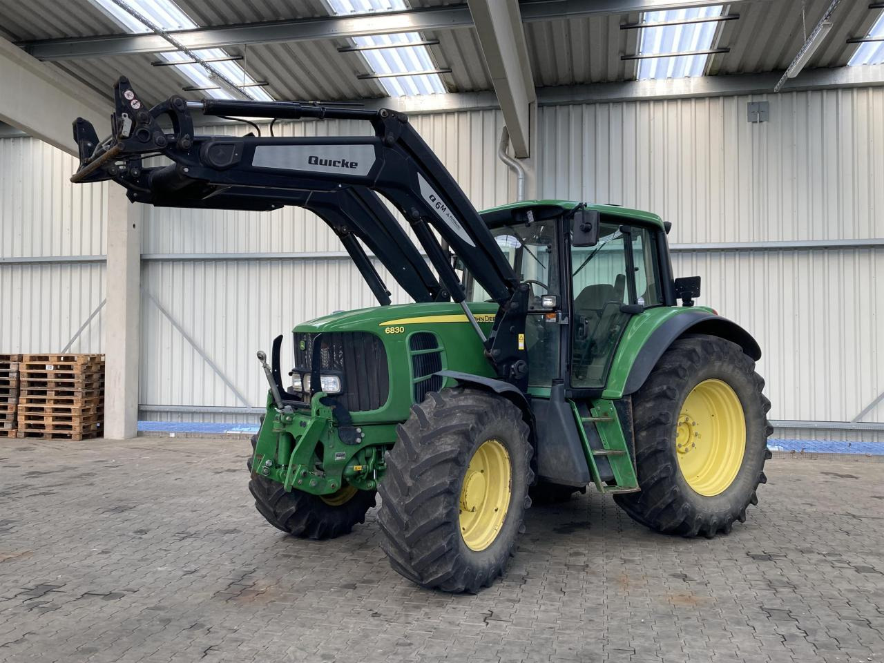 John Deere 6830 Plus - جرار: صورة 1 John Deere 6830 Plus - جرار: صورة 1