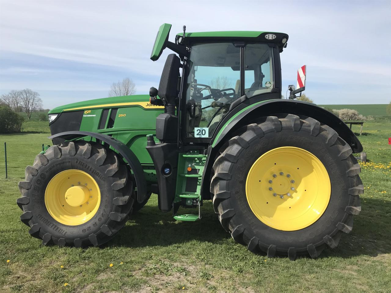 John Deere 6R 250 - جرار: صورة 1 John Deere 6R 250 - جرار: صورة 1