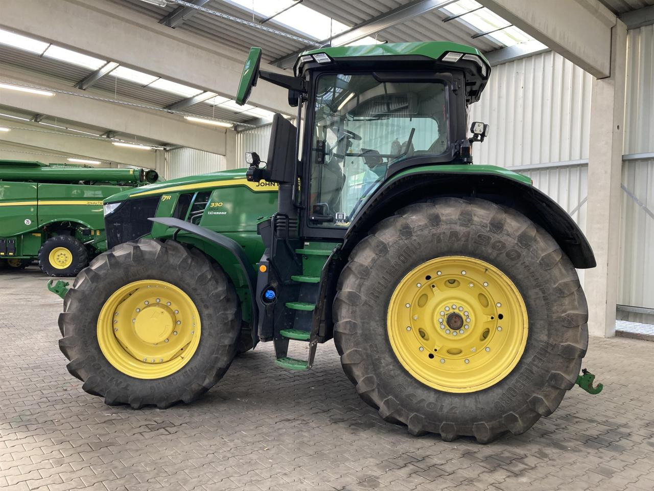 جرار John Deere 7R 330: صورة 7