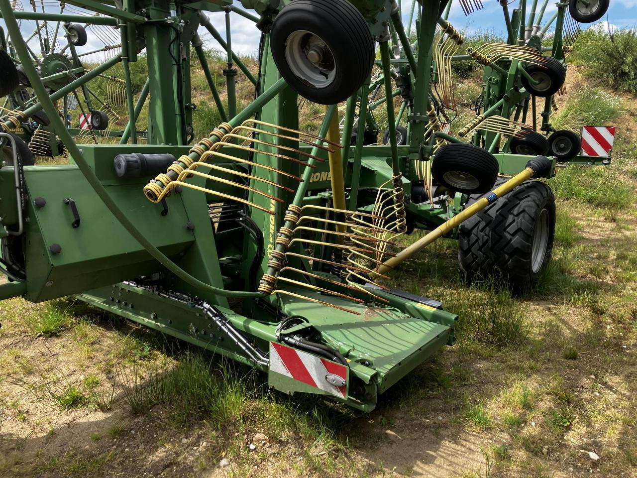 Krone Swadro 1400 Plus - آلة تيبيس العشب/ آلة جمع العشب: صورة 4 Krone Swadro 1400 Plus - آلة تيبيس العشب/ آلة جمع العشب: صورة 4
