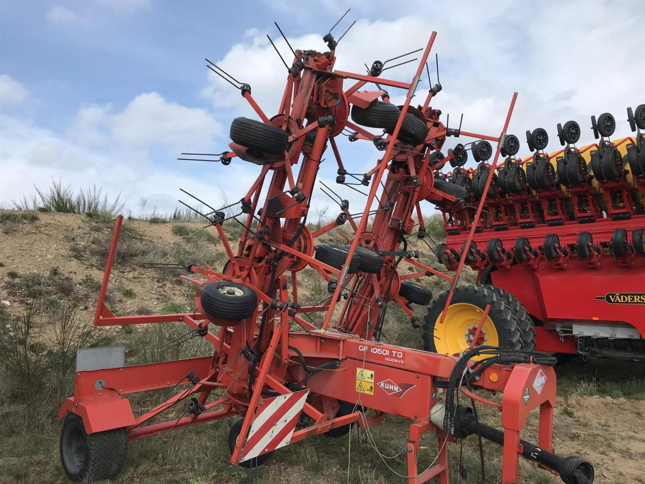 Kuhn GF 10601TO - آلة تيبيس العشب/ آلة جمع العشب: صورة 2 Kuhn GF 10601TO - آلة تيبيس العشب/ آلة جمع العشب: صورة 2