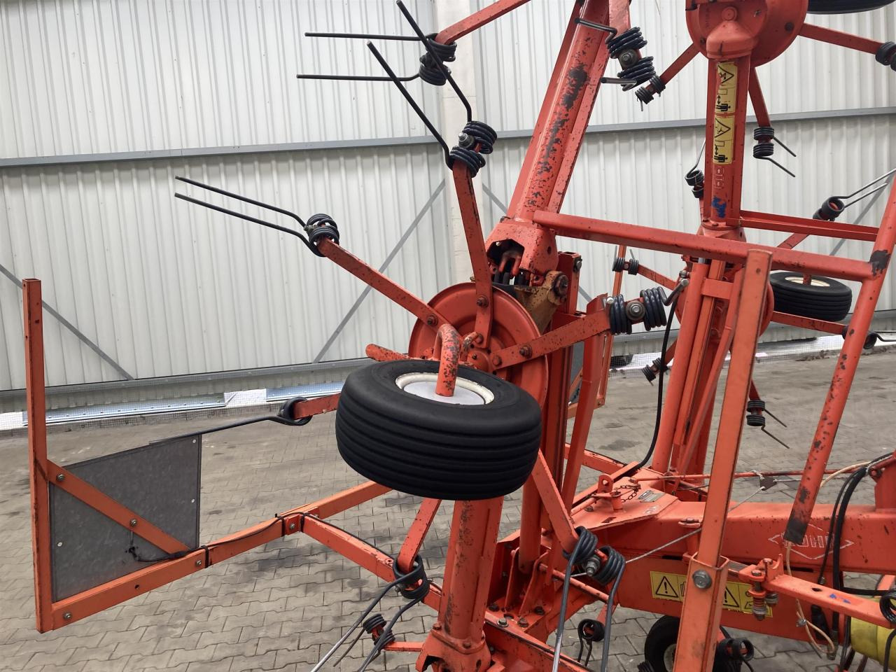 Kuhn GF 6301 MH - آلة تيبيس العشب/ آلة جمع العشب: صورة 3 Kuhn GF 6301 MH - آلة تيبيس العشب/ آلة جمع العشب: صورة 3