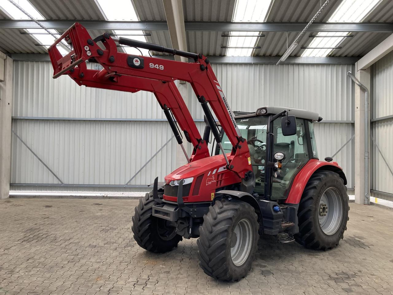 Massey Ferguson 5611 Dyna 4 - جرار: صورة 1 Massey Ferguson 5611 Dyna 4 - جرار: صورة 1