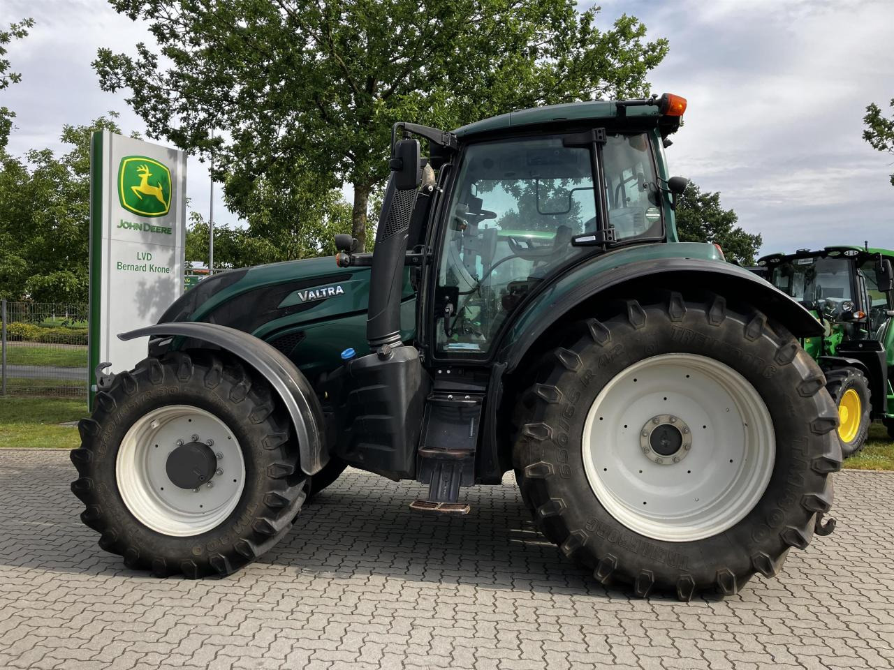 Valtra T174 Versu - جرار: صورة 1 Valtra T174 Versu - جرار: صورة 1
