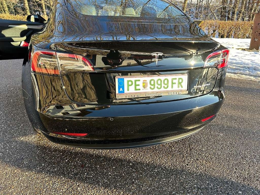 Tesla Model 3 Long Range - سيارة: صورة 4 Tesla Model 3 Long Range - سيارة: صورة 4