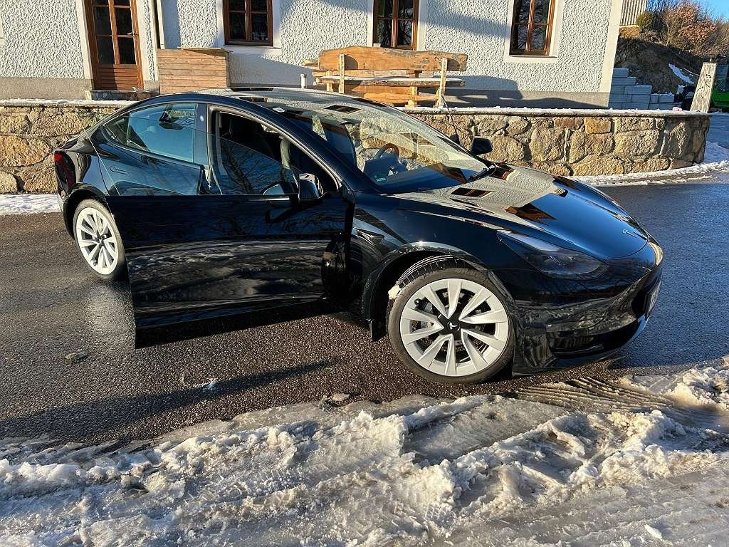 Tesla Model 3 Long Range - سيارة: صورة 2 Tesla Model 3 Long Range - سيارة: صورة 2