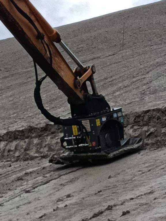 CM Crusher PV 60.100 Vibrating Plate - لوحة اهتزازية: صورة 1 CM Crusher PV 60.100 Vibrating Plate - لوحة اهتزازية: صورة 1