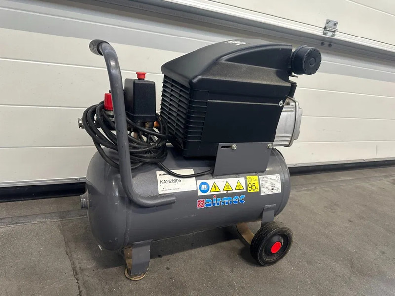 Airmec Fiac BXA 25200 Elektrische Zuigercompressor 2 PK 150 L / min 8 Bar - الضاغط: صورة 2 Airmec Fiac BXA 25200 Elektrische Zuigercompressor 2 PK 150 L / min 8 Bar - الضاغط: صورة 2