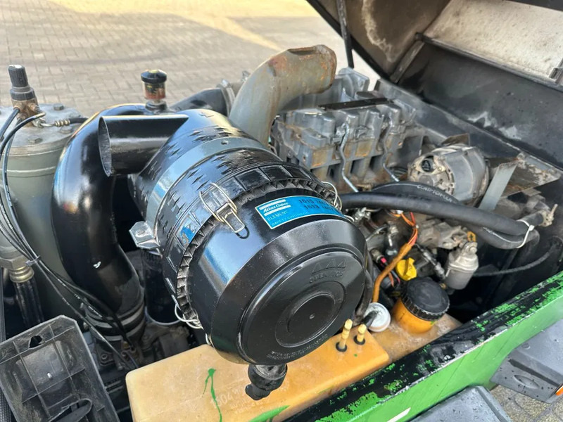 Atlas-Copco XAS 57 DD Deutz 3 m3 / min 23 kW 7 Bar Mobiele Diesel Compressor op aanhanger - الضاغط: صورة 4 Atlas-Copco XAS 57 DD Deutz 3 m3 / min 23 kW 7 Bar Mobiele Diesel Compressor op aanhanger - الضاغط: صورة 4