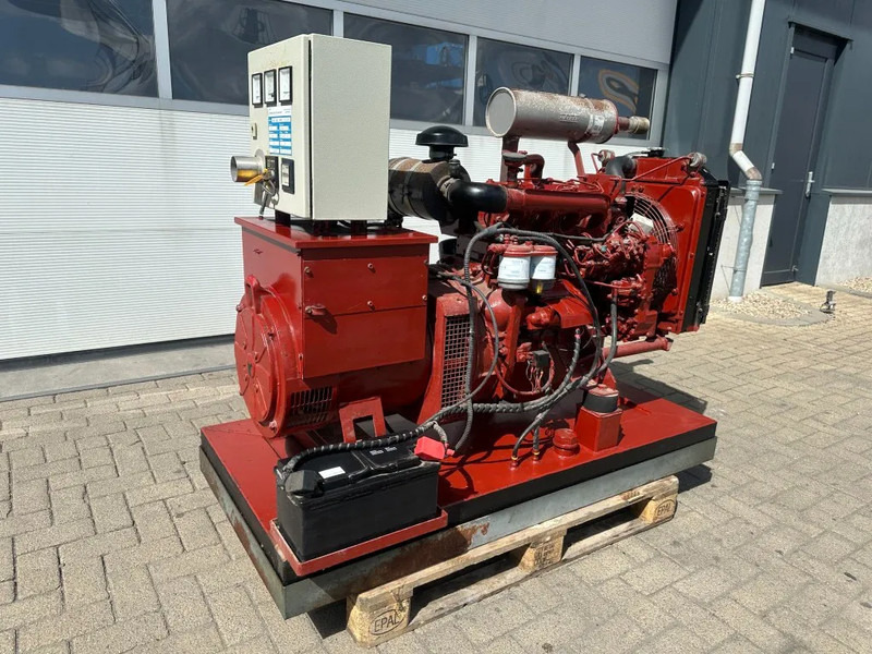 Iveco 8041 I 06.55 Leroy Somer 45 KVA noodstroom generatorset as New ! 104 hours - مجموعة المولدات: صورة 3 Iveco 8041 I 06.55 Leroy Somer 45 KVA noodstroom generatorset as New ! 104 hours - مجموعة المولدات: صورة 3