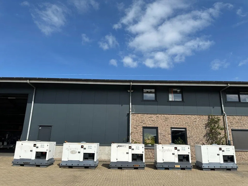 Iveco FPT F32 AM1A Leroy Somer 32 kVA Silent generatorset 129 hours ! - مجموعة المولدات: صورة 2 Iveco FPT F32 AM1A Leroy Somer 32 kVA Silent generatorset 129 hours ! - مجموعة المولدات: صورة 2