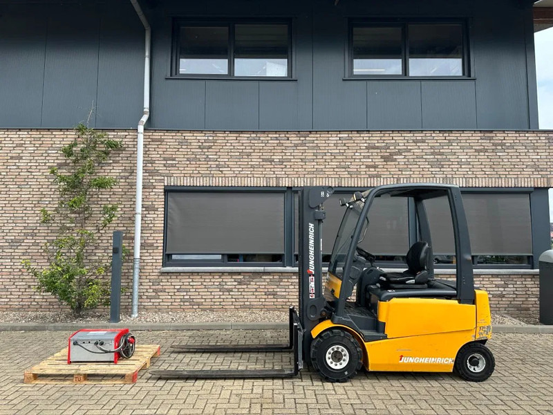 Jungheinrich EFG 425 K 2.5 ton Triplex Freelift Sideshift Elektra Heftruck - رافعة شوكية كهربائية: صورة 1 Jungheinrich EFG 425 K 2.5 ton Triplex Freelift Sideshift Elektra Heftruck - رافعة شوكية كهربائية: صورة 1