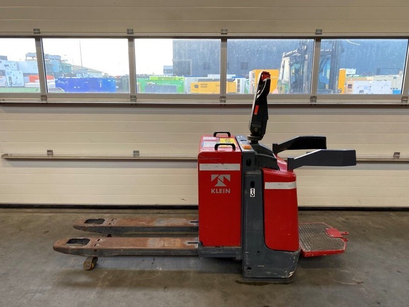 Jungheinrich ERE 20 2 ton Elektrische Pallet truck meerijder - شاحنة باليت: صورة 1 Jungheinrich ERE 20 2 ton Elektrische Pallet truck meerijder - شاحنة باليت: صورة 1