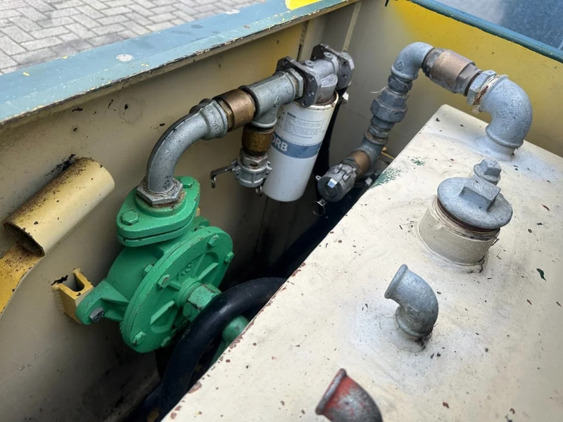 Kiwa IBC Steenbergen KIWA IBC 1500 liter dieseltank met handpomp - خزان تخزين: صورة 5 Kiwa IBC Steenbergen KIWA IBC 1500 liter dieseltank met handpomp - خزان تخزين: صورة 5