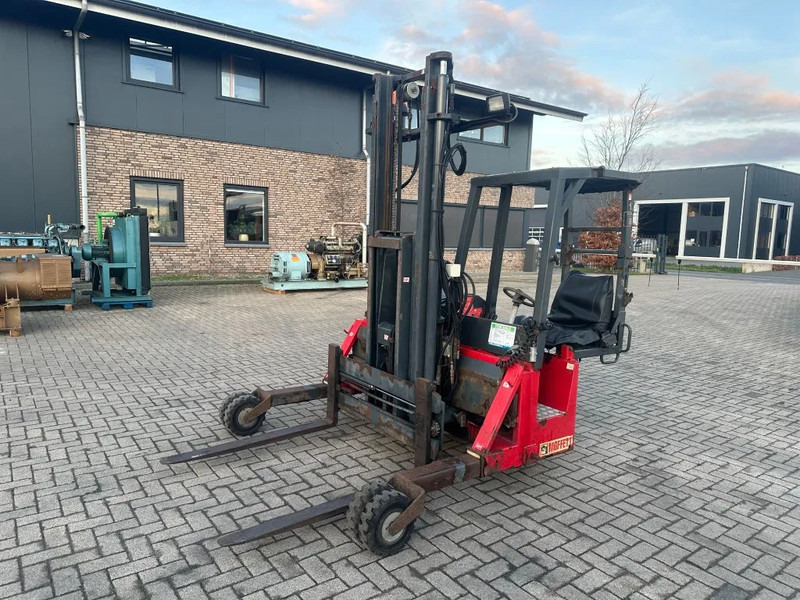 Moffett M4 20.1 Kubota Diesel Kooiaap 2 ton Sideshift Positioner Meeneemheftruck - رافعة شوكية مثبتة على شاحنة: صورة 1 Moffett M4 20.1 Kubota Diesel Kooiaap 2 ton Sideshift Positioner Meeneemheftruck - رافعة شوكية مثبتة على شاحنة: صورة 1