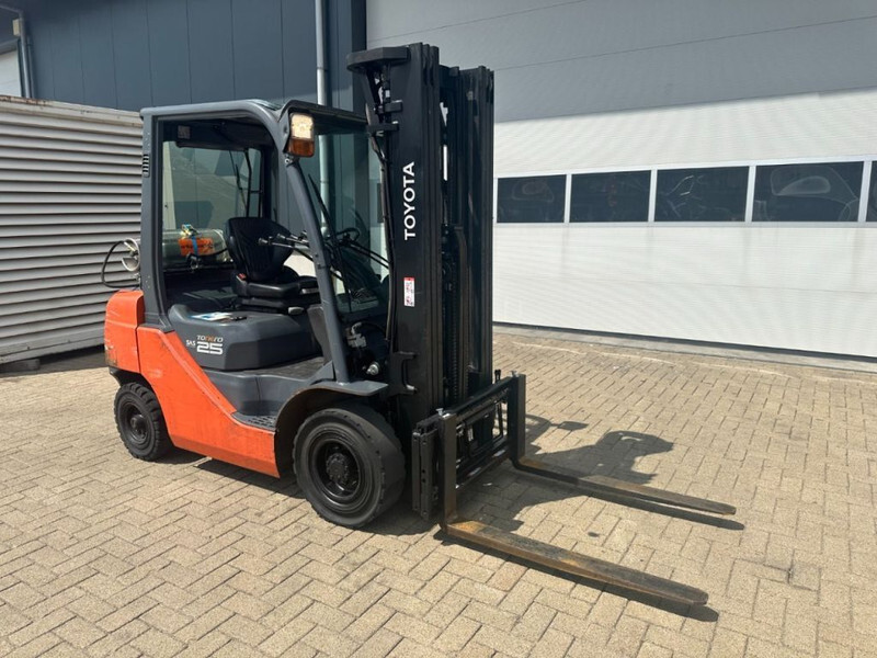 Toyota 2.5 ton Tonero 25 Triplex Freelift Sideshift LPG Heftruck - رافعة شوكية تعمل بالغاز: صورة 2 Toyota 2.5 ton Tonero 25 Triplex Freelift Sideshift LPG Heftruck - رافعة شوكية تعمل بالغاز: صورة 2