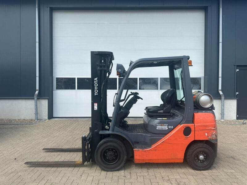 Toyota 2.5 ton Tonero 25 Triplex Freelift Sideshift LPG Heftruck - رافعة شوكية تعمل بالغاز: صورة 1 Toyota 2.5 ton Tonero 25 Triplex Freelift Sideshift LPG Heftruck - رافعة شوكية تعمل بالغاز: صورة 1