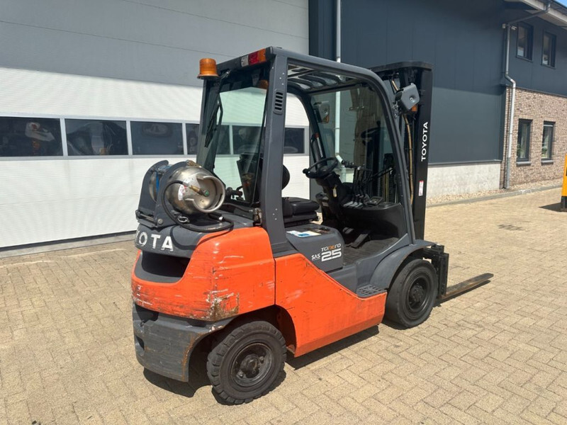 Toyota 2.5 ton Tonero 25 Triplex Freelift Sideshift LPG Heftruck - رافعة شوكية تعمل بالغاز: صورة 5 Toyota 2.5 ton Tonero 25 Triplex Freelift Sideshift LPG Heftruck - رافعة شوكية تعمل بالغاز: صورة 5