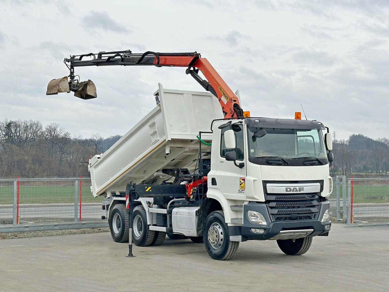DAF CF 410 * Kipper 4,90 m + PK 16001 - K B * 6x4 - شاحنة قلاب, شاحنة كرين: صورة 2 DAF CF 410 * Kipper 4,90 m + PK 16001 - K B * 6x4 - شاحنة قلاب, شاحنة كرين: صورة 2