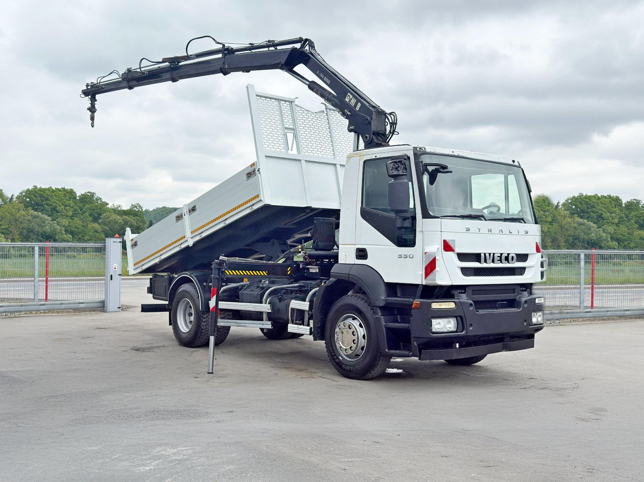 Iveco STRALIS 330 *HIAB 144 BS-3 HIDUO* TOPZUSTAND - شاحنة قلاب, شاحنة كرين: صورة 2 Iveco STRALIS 330 *HIAB 144 BS-3 HIDUO* TOPZUSTAND - شاحنة قلاب, شاحنة كرين: صورة 2
