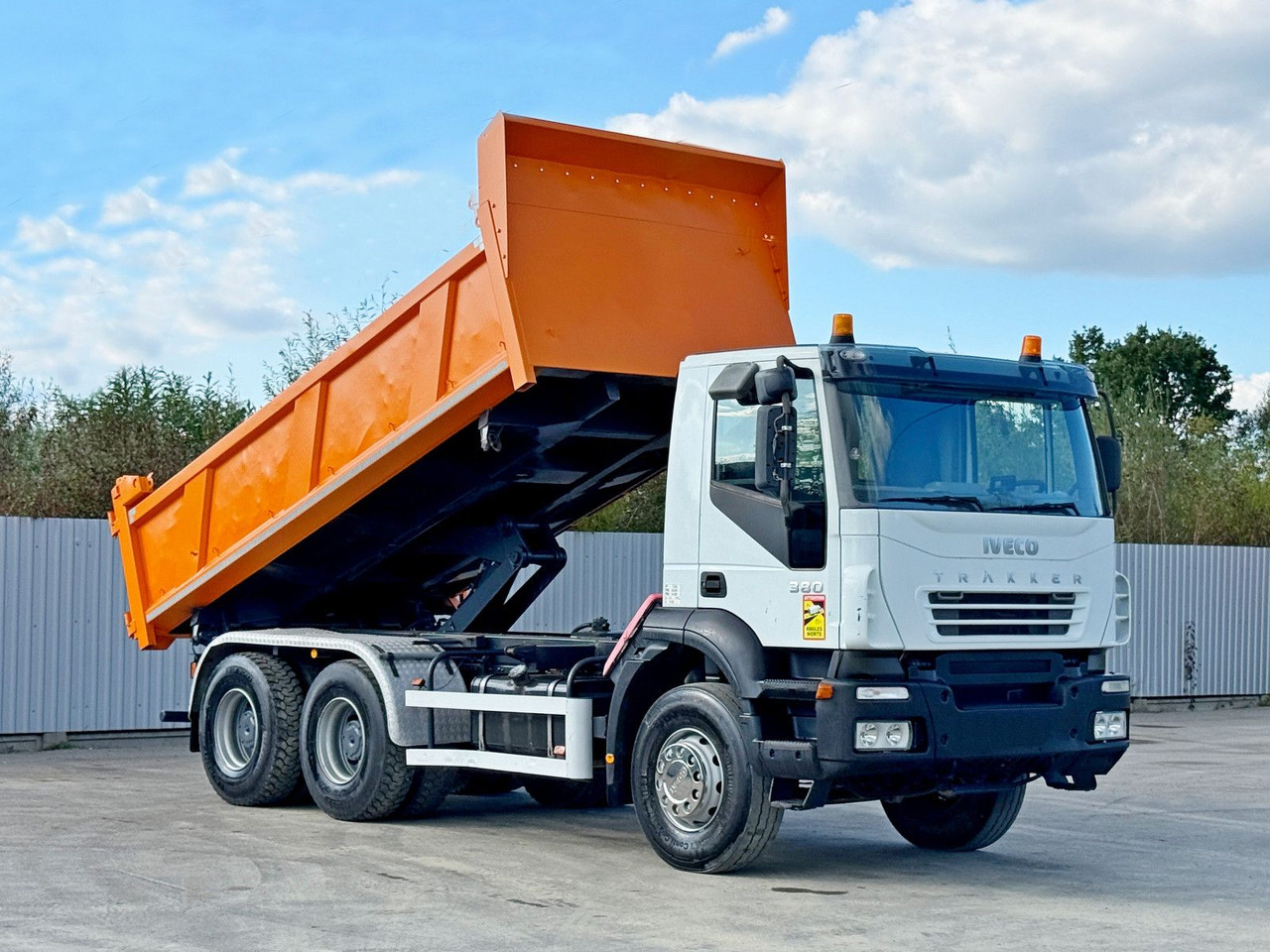 Iveco TRAKKER 380 * Kipper 5,25 m + BORDMATIC / 6x4 - شاحنة قلاب, شاحنة كرين: صورة 1 Iveco TRAKKER 380 * Kipper 5,25 m + BORDMATIC / 6x4 - شاحنة قلاب, شاحنة كرين: صورة 1