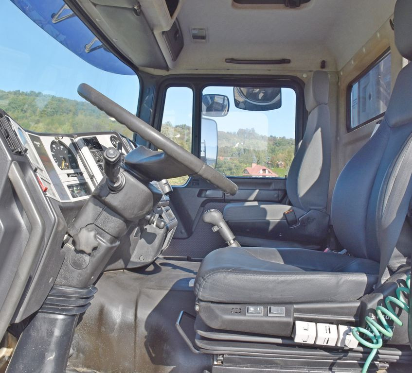 Interior photo 1: شاحنة كرين, شاحنة قلاب MAN 41.460 * KRAN * 8x8 ! TOPZUSTAND MAN 41.460 * KRAN * 8x8 ! TOPZUSTAND Interior photo 1: شاحنة كرين, شاحنة قلاب MAN 41.460 * KRAN * 8x8 ! TOPZUSTAND MAN 41.460 * KRAN * 8x8 ! TOPZUSTAND