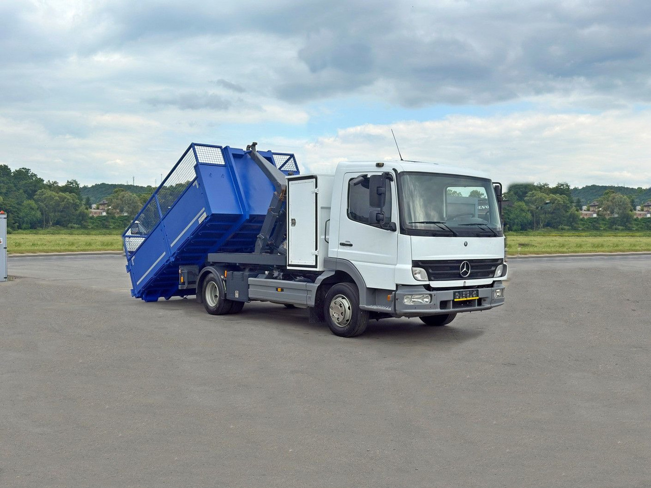 Mercedes-Benz 815 * Abrollkipper + CONTAINER 3,68 m * TOP - شاحنة ذات خطاف: صورة 2 Mercedes-Benz 815 * Abrollkipper + CONTAINER 3,68 m * TOP - شاحنة ذات خطاف: صورة 2